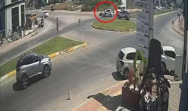 Kaza yapan motosiklet sürücüsü sinirini otomobilin camından çıkardı