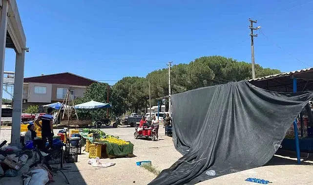 Bayındır'da fırtına paniği yaşandı, pazar yerinde tezgahlar dağıldı