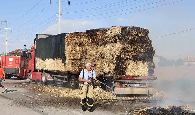 Saman balyası yüklü tırda yangın
