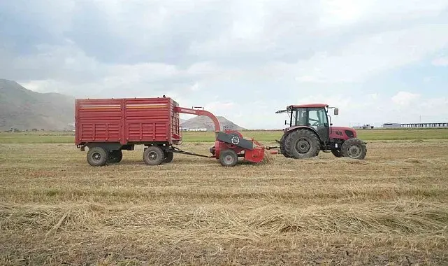 Muşlu besicilerin zorlu kış mesaisi başladı: Gelişen teknolojiyle saatler içinde kışlık yem hazırlanıyor