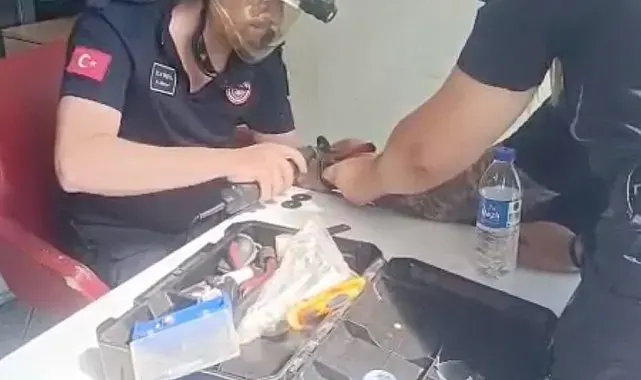 Bileğinde sıkışan kelepçe itfaiyenin müdahalesiyle çıkartıldı
