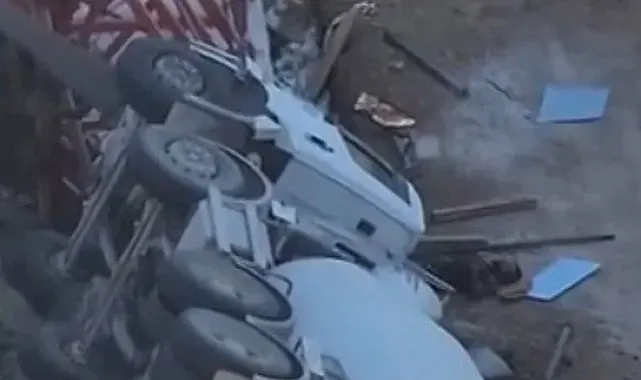 Yolda oluşan çökme nedeniyle beton mikseri devrildi: 1 yaralı
