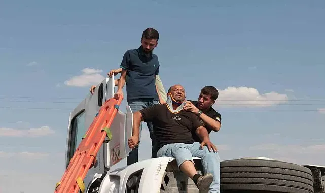 Cizre'de virajı alamayan tır devrildi: 1 yaralı
