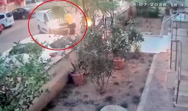 Tartıştığı kişinin üzerine aracı sürüp kapıya sıkıştırdı: O anlar kameraya yansıdı