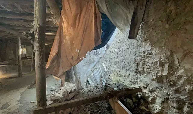 Kars'ta sağanak yağış ahırı çökertti