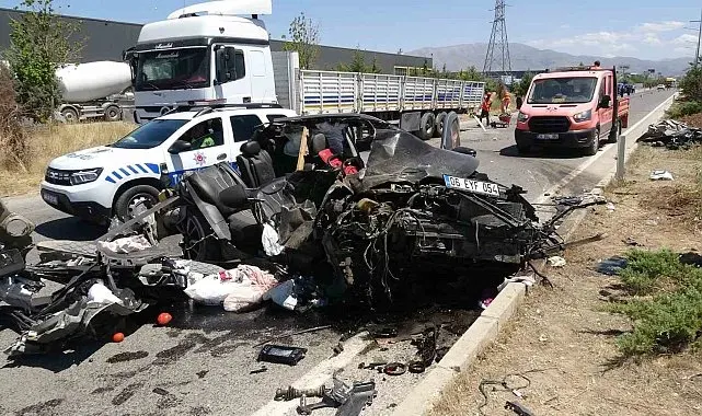 Tıra arkadan çarpan otomobil hurdaya döndü: 1 yaralı