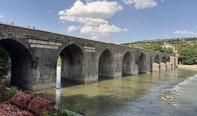 Diyarbakır'da sıcaklığın 40 dereceyi bulmasıyla tarihi mekanlar boş kaldı