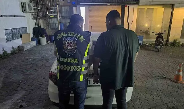 Plakasız lüks aracıyla drift atan maganda kameraya yansıdı