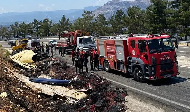 Devrilen kamyon hurdaya döndü, sıkışan sürücü kurtarıldı