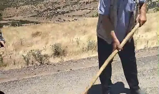 Çermik'te mahalle yolu muhtar ve vatandaşlar tarafından onarıldı