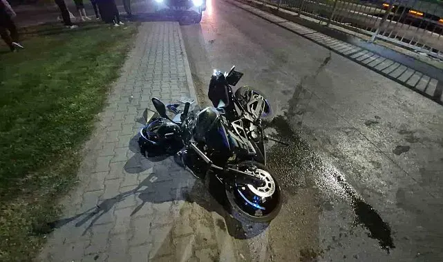 Ehliyetsiz sürücünün kullandığı motosiklet kaldırıma çarptı: 1 yaralı
