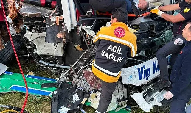 TEM'de yolcu otobüsü ortalığı savaş alanına çevirdi: 15 yaralı
