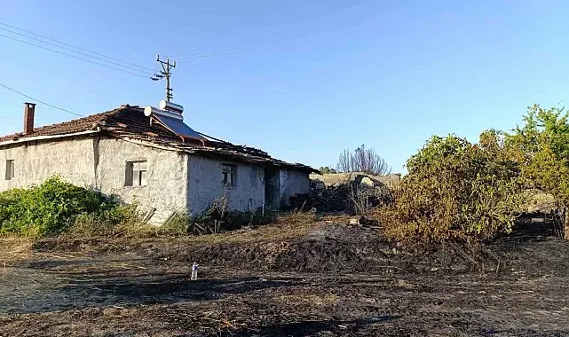 Selendi'de bir ev ve 2 dekarlık arazi alevlere teslim oldu