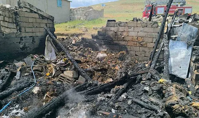 Çaldıran'da tandır evi ile kiler yangını