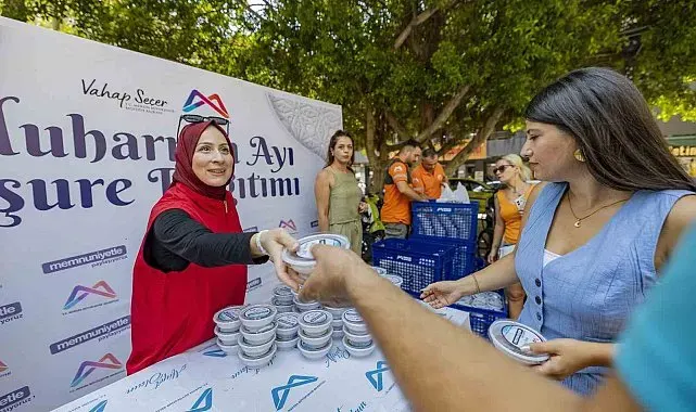 Mersin'de 13 ilçede eş zamanlı aşure dağıtımı