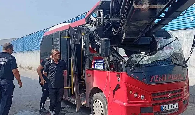 Mersin'de minibüs ile vinç çarpıştı: 1 yaralı
