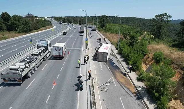 Kontrolden çıkan market kamyonu çevre yolundan yan yola devrildi