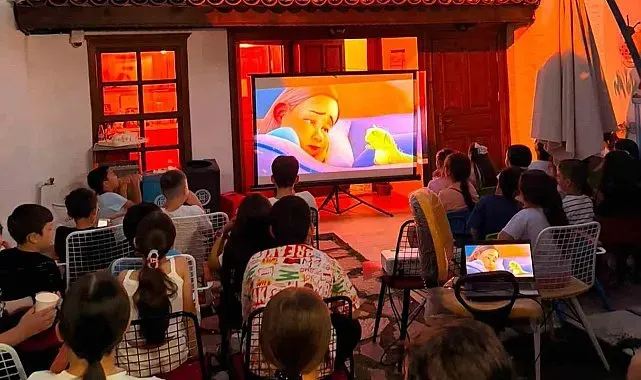 Çocuklar karne sevincini sinema etkinliğiyle kutladı