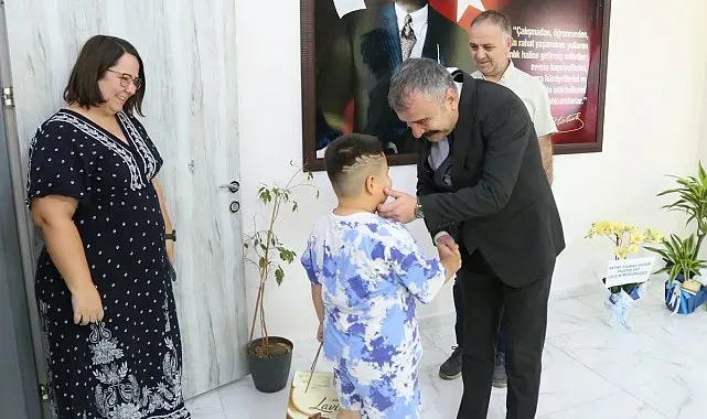 Bakanlığın Koruyucu Aile modeliyle bir çocuk daha yeni yuvasına kavuştu