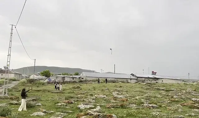Kars'ta köy çocuklarının uçurtma sevinci