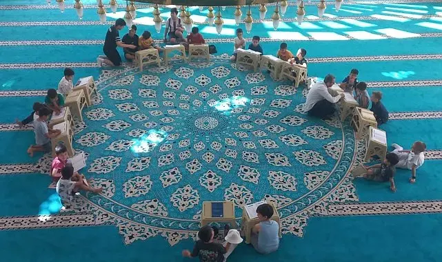 Selendi'de camiler çocuk sesiyle yankılanıyor