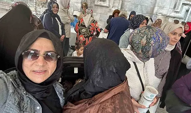 Erzurum Kent Konseyi Kadın Meclisi'nden Çifte Minareli Medrese önünde aşure ikramı