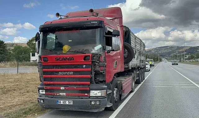 Tırın çarptığı dolmuşun sürücüsü yaralandı