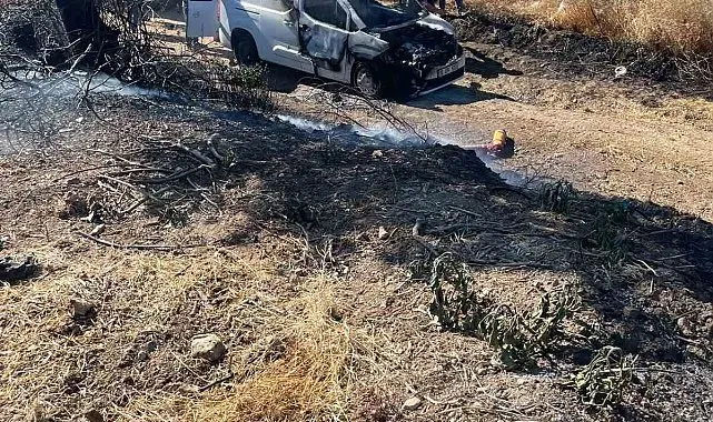 Manyas'ta yanan araçtan otluk alana sıçrayan yangın söndürüldü