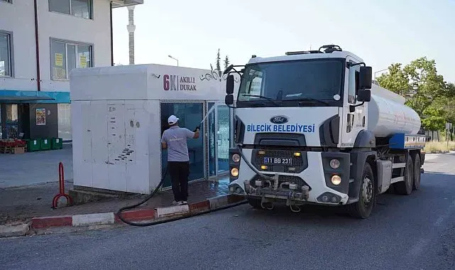 Duraklarda temizlik ve yıkama çalışması yapıldı