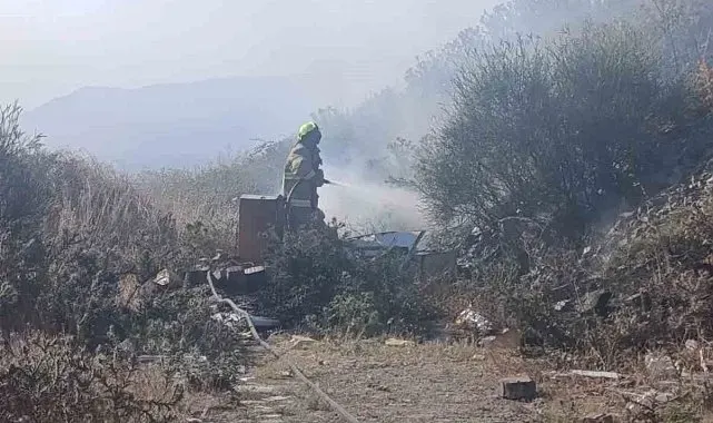 Erdek'te mezarlık girişindeki ot yangını büyümeden söndürüldü