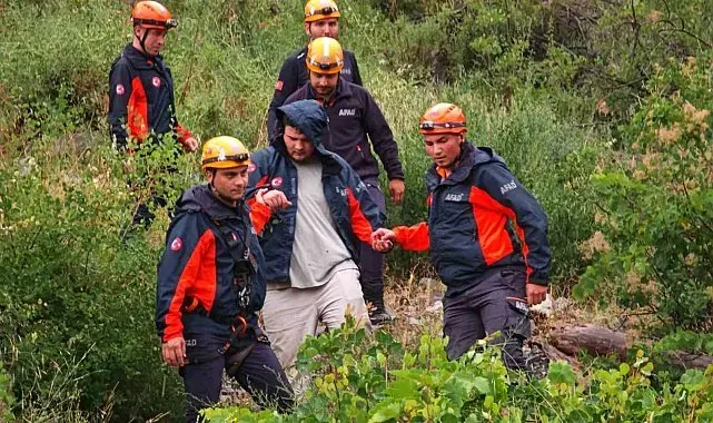 Kayalık alanda mahsur kalan genç, AFAD'ın 2 saatlik operasyonuyla kurtarıldı
