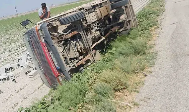 Devrilen briket yüklü kamyonun sürücüsü yaralandı