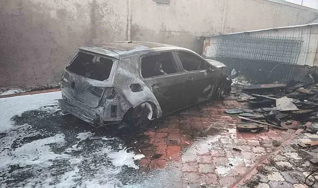 Batman'da park halindeki 3 otomobil alev topuna döndü