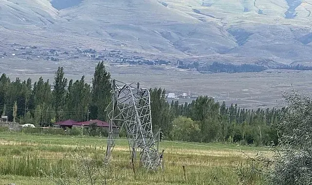 Iğdır'da fırtına çatıları uçurdu