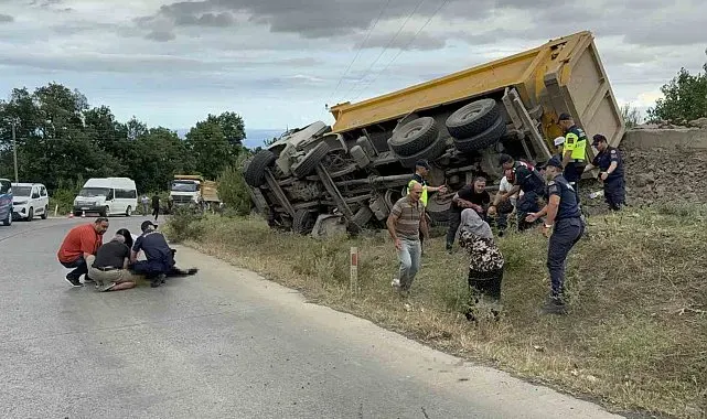 Devrilen taş yüklü kamyonun sürücüsü öldü, savrulan taşlar evin duvarını yıktı