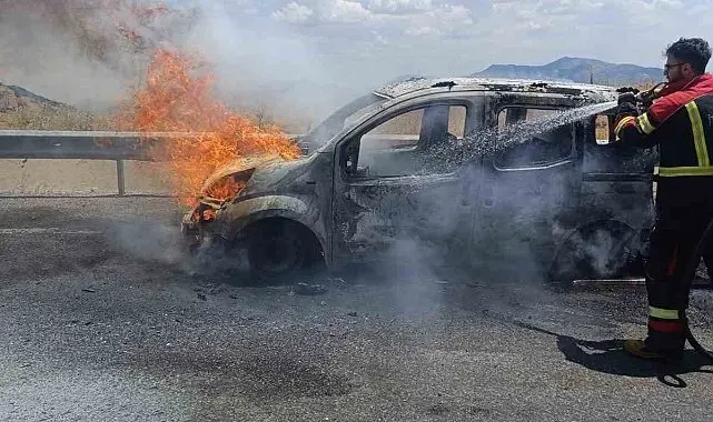 Bingöl'de yanan hafif ticari araç küle döndü