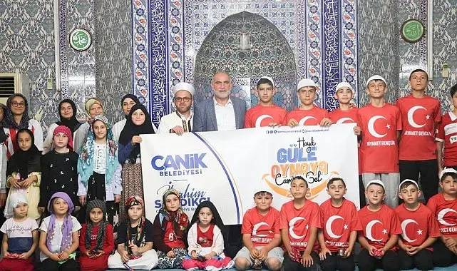 Canik'te camiye gelen hediyeyi alıyor
