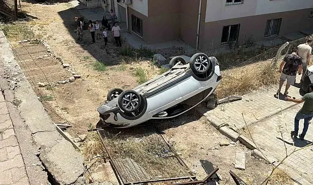 Otomobil sitenin bahçesine düştü