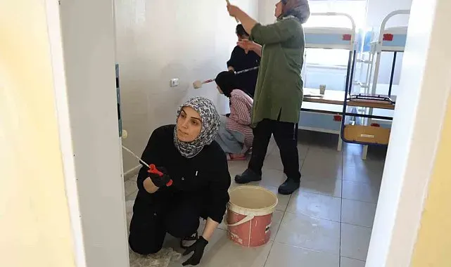 Fedakar öğretmenler tatilde okulu yeni döneme hazırlıyor
