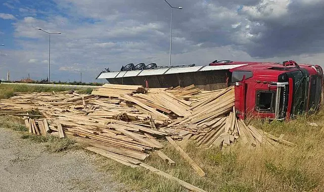 Kereste yüklü tır devrildi: 1 yaralı