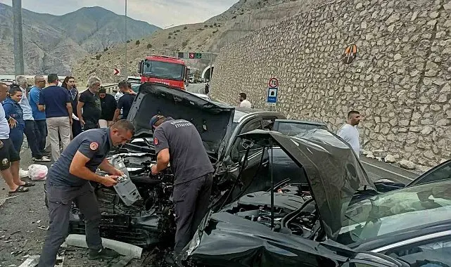 Pirinkayalar Tüneli çıkışında otomobiller kafa kafaya çarpıştı: 4 yaralı