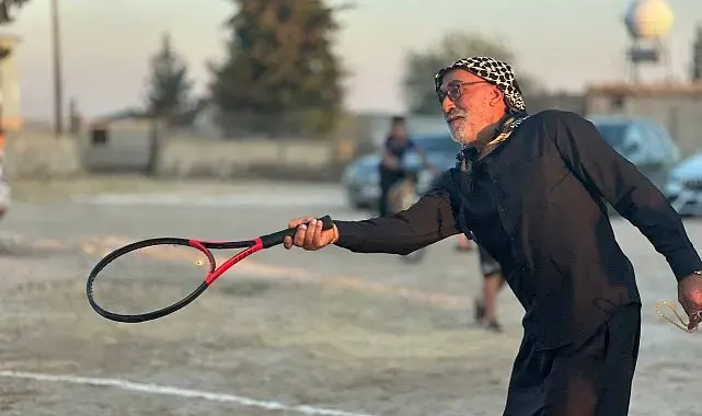 Köylülerin toprak kortta tenis keyfi