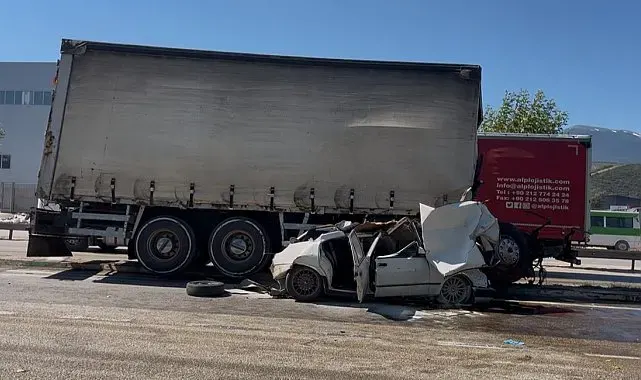 Freni patlayan kamyon 2 araca çarptı; 3 kişi yaralandı