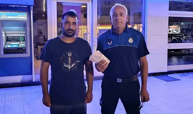 ATM'de bulduğu parayı zabıtaya teslim etti