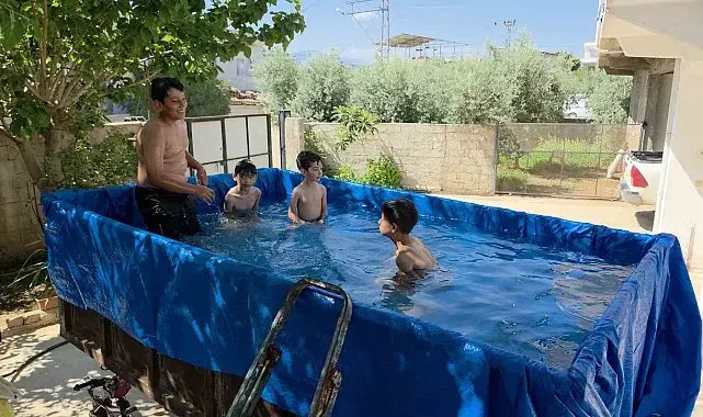 Traktör römorkunu havuza çeviren dede, torunları için denizi evin önüne getirdi