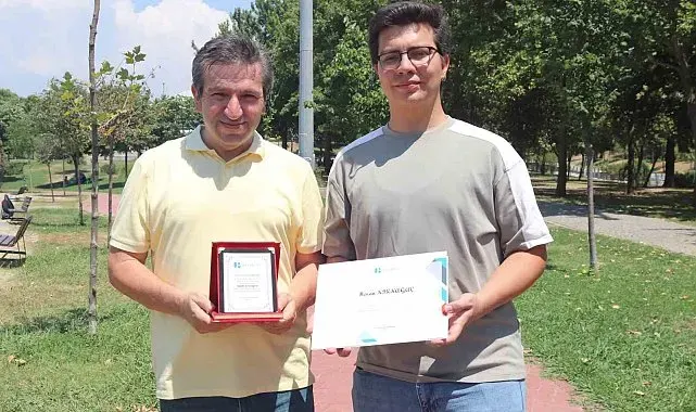 Oğluna destek için 51'inde üniversiteye başladı, bölümü birincilikle tamamladı