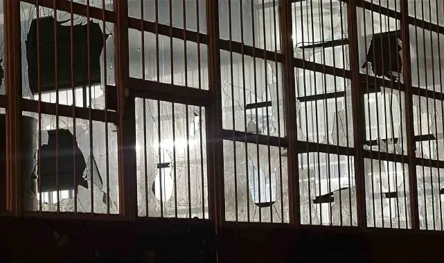 Husumetlisinin iş yerinin camlarını kırdı, emniyete gidip teslim oldu