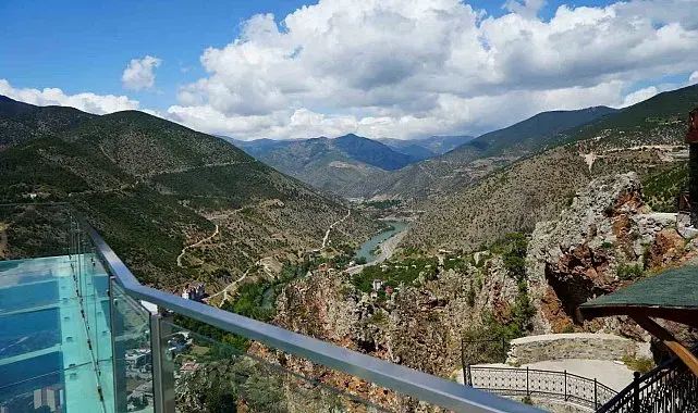 Torul Kalesi Cam Seyir Terası, yaz sıcaklarında ziyaretçilerin uğrak noktası oldu