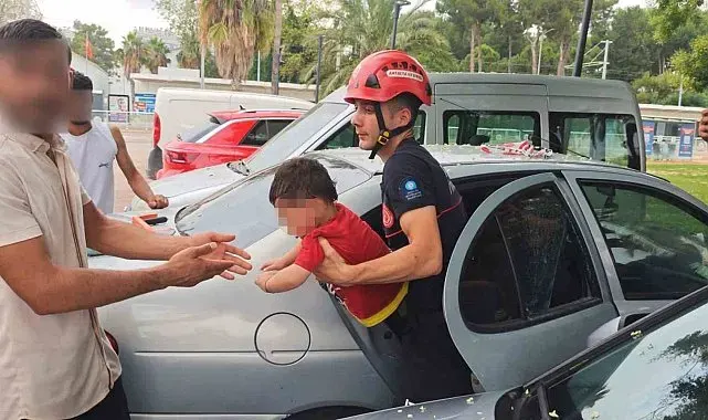 Antalya'da otomobilde kilitli kalan çocuğu itfaiye kurtardı
