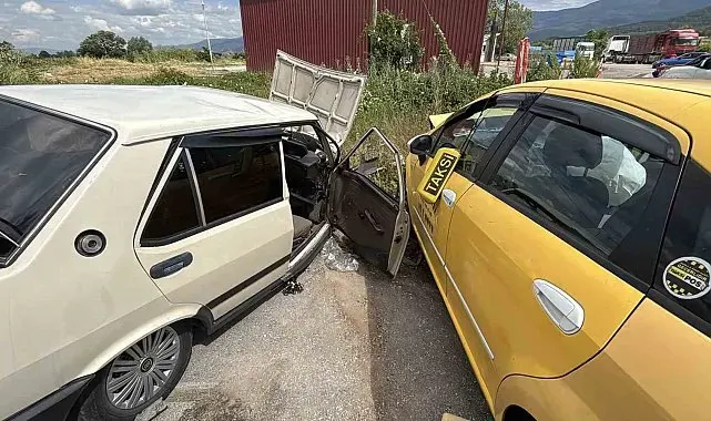 Bolu'da ticari taksi ile otomobil çarpıştı: 5 yaralı